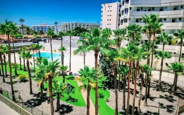 Beautiful renovated apartment with pool 5 min walk from the Yumbo!