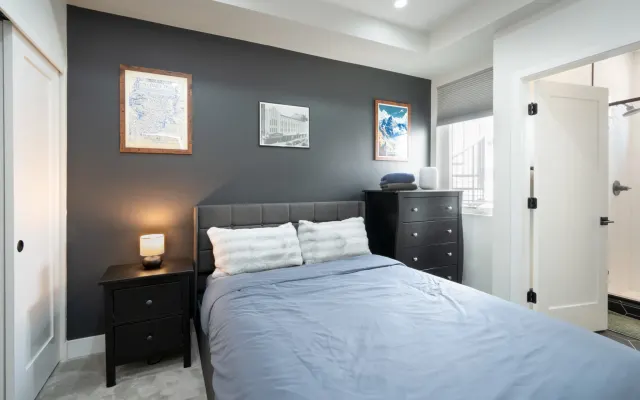 Chambre et salle de bain privées dans une nouvelle maison de ville...