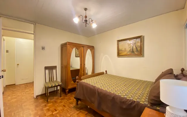 Private room steps from the subway, public buses and tourist areas