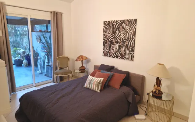 Master bedroom in superb villa 1km from gay beach