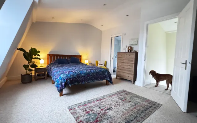 Wimbledon large top floor en-suite quiet room ,5 mins to tube