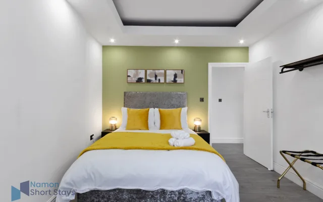 Grande maison confortable de 4 chambres à Coulsdon, Parking gratuit...