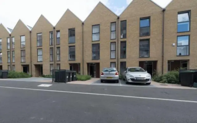 Double ensuite room & gym on quiet estate