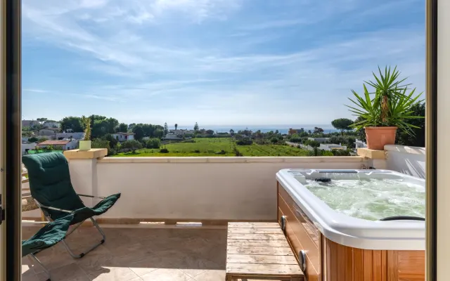 Zwei-Zimmer-Wohnung mit Jacuzzi auf der Terrasse mit Meerblick