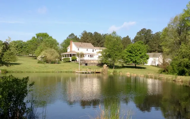 Peaceful Getaway-private master suite, pool, pond