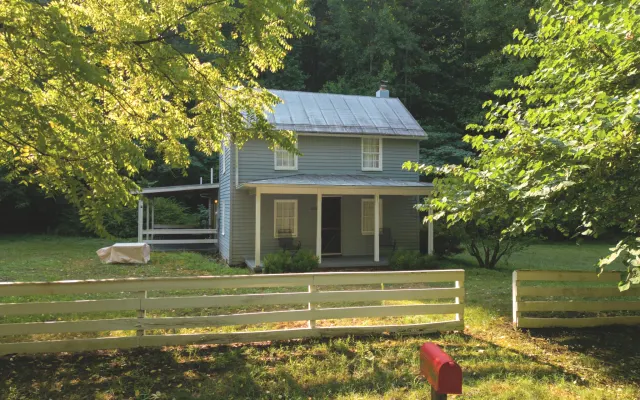 Holler Hideaway- Cozy house sleeps 4 on 30 wooded acres! Full