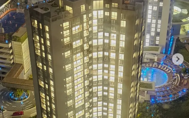 Apartamento com vista para a piscina e varanda num complexo de luxo.