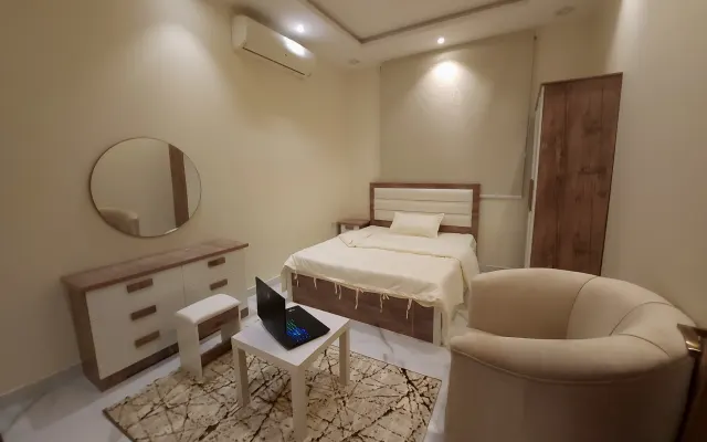 Ho una casa pulita e ordinata situata in una zona distinta a Riyad