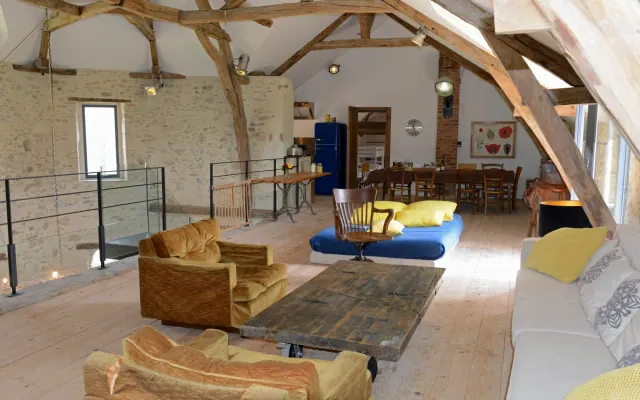 Un loft de 200 m2 et son hectare de parc clos de murs à 300m du Loir