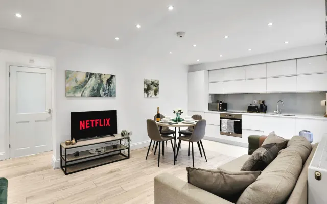 Stylish Camden Flat with Private Garden + Parking