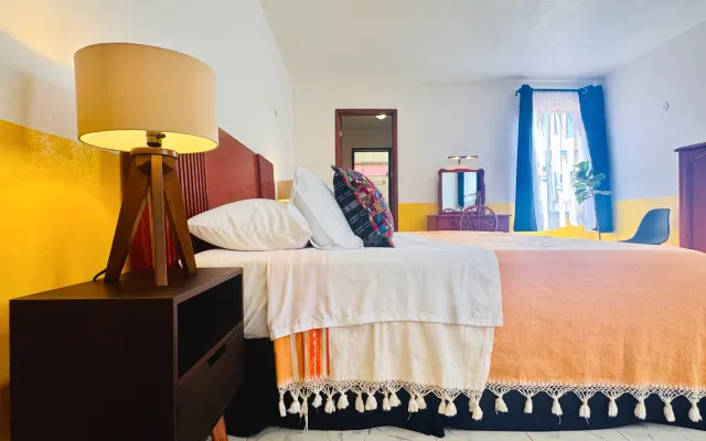 The Colors of Merida B&B in Centro, The Yellow Room