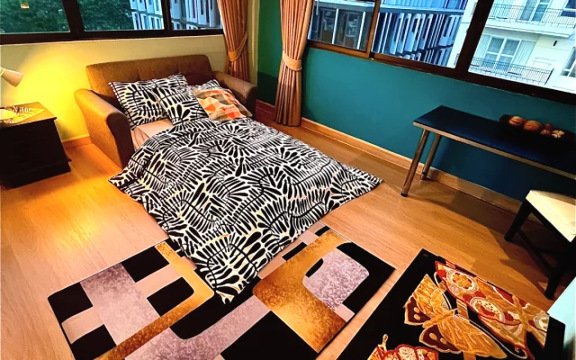 Colorido loft artístico LGBTQ+ en el centro de Bangkok