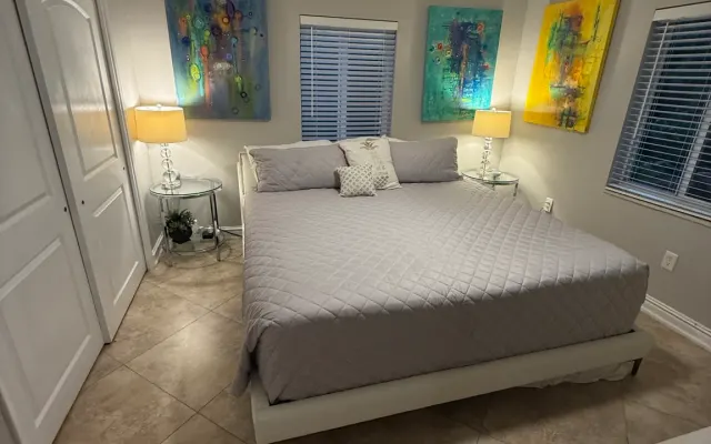 Privatzimmer - Kleidung optional - 2 Blocks zum Wilton Drive