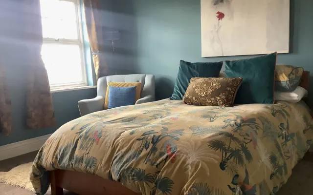 Chambre double avec salle de bain et salle de sport dans une maison d'é
