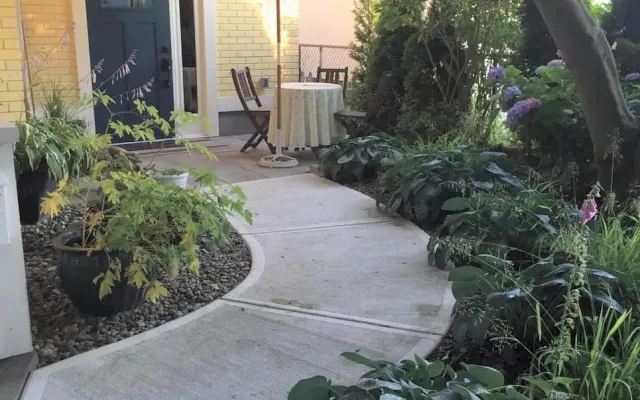 Accogliente e bella suite con 2 camere da letto e patio a Vancouver