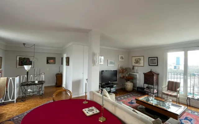 Private room in a beautiful apartment with a splendid view of Paris