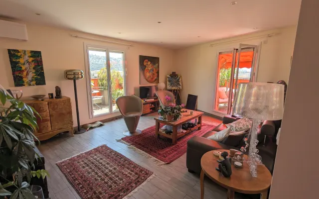 Single room on wooded terrace, close to the center.