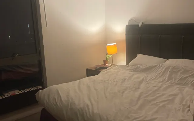 Quarto privado, cama de tamanho império, apartamento grande com terraço