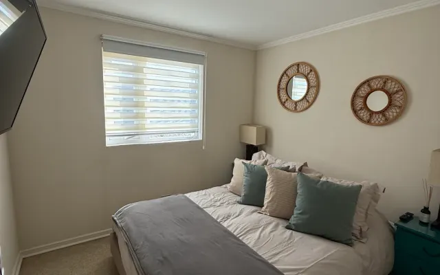 Camera con bagno privato nella casa, accesso alle aree comuni.