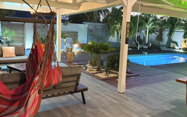 Moradia com 3 quartos, piscina e jacuzzi.