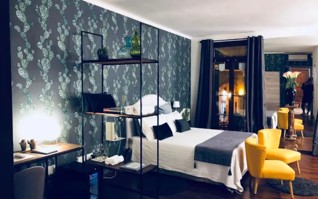 Charming room with breathtaking view of the Piazza dei Signori ********