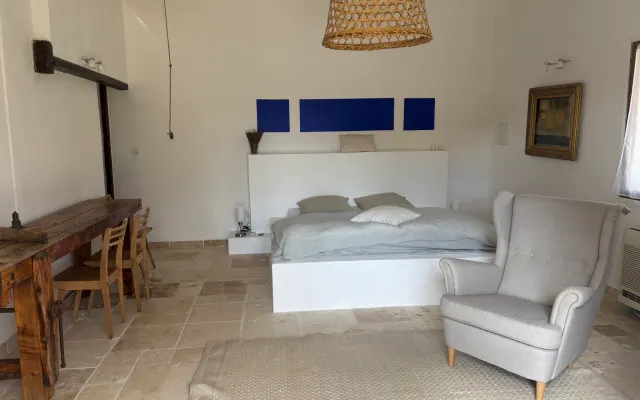Hola, habitación con baño privado en una casa tranquila en el campo.