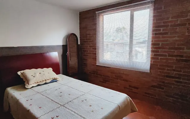 Chambre séparée avec salle de bain commune dans l'appartement