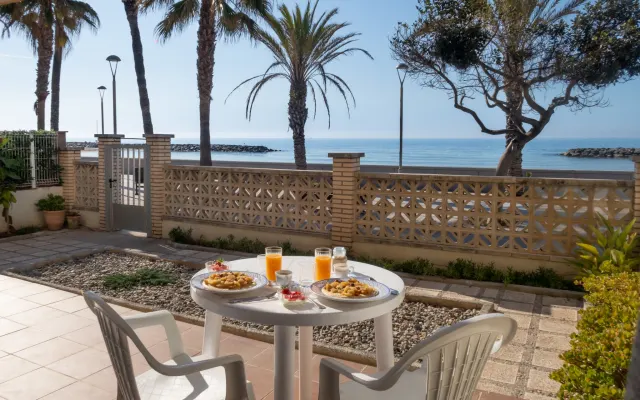 Seafront ground floor condo with patio, A/C, Wi-Fi