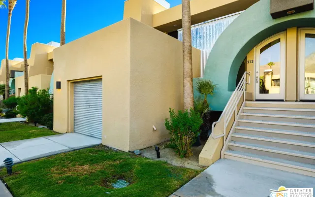 Condominio en comunidad de ropa opcional a pasos del centro de Palm Springs