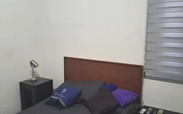 Schlafzimmer mit Doppelbett und separatem Bad, in meinem Haus.