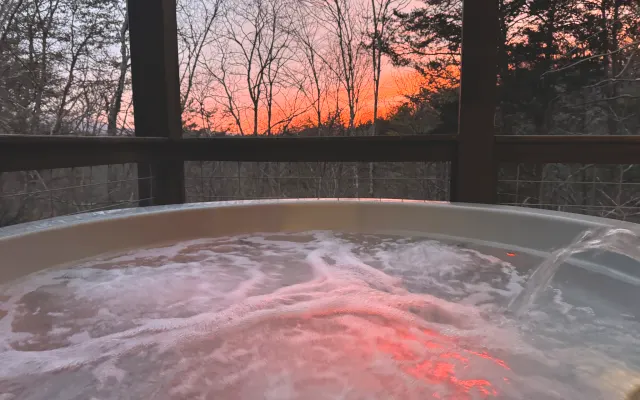 Cabane Smoky Mountain, terrasse au coucher du soleil, bain à remous et