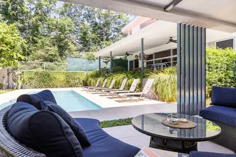 Die im Herzen von Tamarindo gelegene Villa Ananda ist neu und modern.