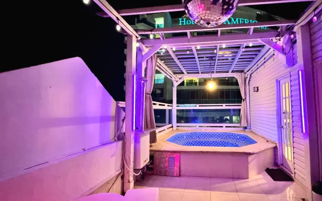 4 Story Kings Palace Privater beheizter Whirlpool