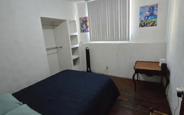 Einfaches und komfortables Zimmer, ausgezeichnete Lage, sehr zentral...