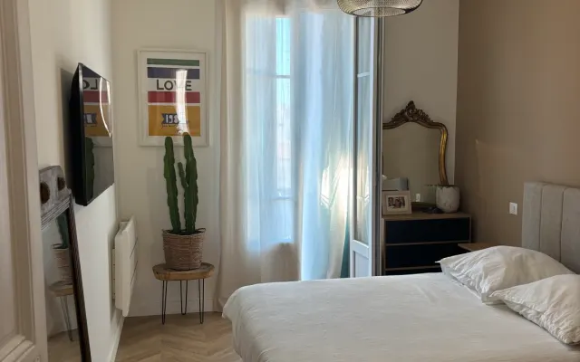 Ein hübsches Zimmer in einer Wohnung im Nizza-Stil