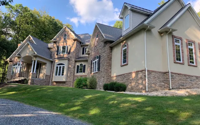 Hermosa casa en un entorno boscoso aislado con una piscina y jacuzzi.