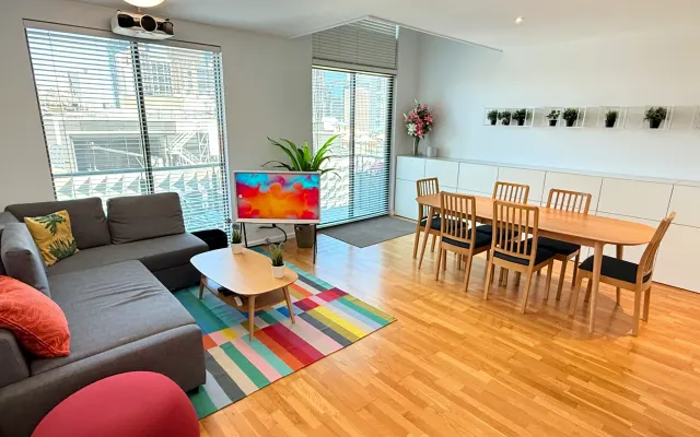 2-Level City Retreat 100m2 mit Parkplatz | +Workspace direkt im CBD