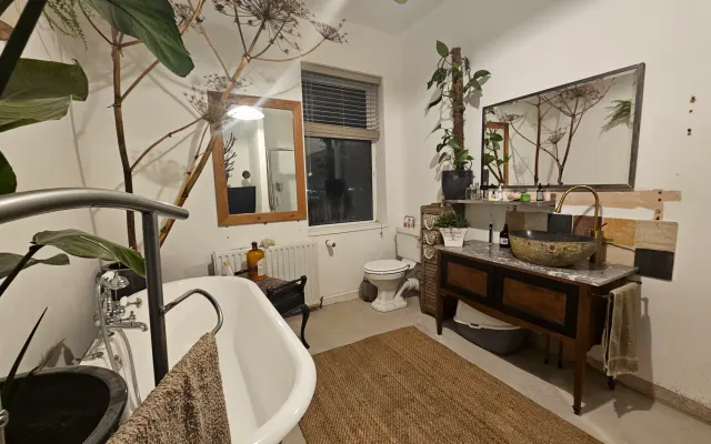 Habitación espaciosa en una casa acogedora