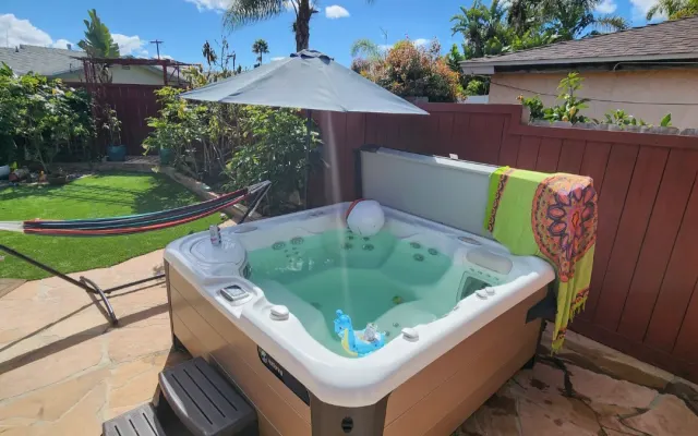 Guest-room in a Geeky House (Clothing Optional  4/20 Welcome)
