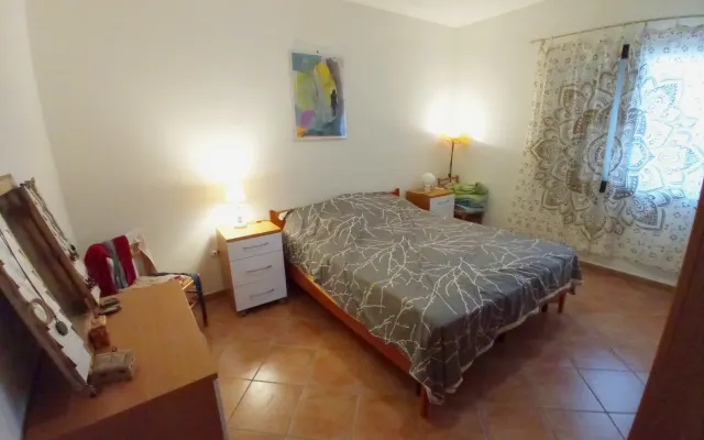 Ampia camera doppia in casa di città a 2 km dalla spiaggia di La Cinta