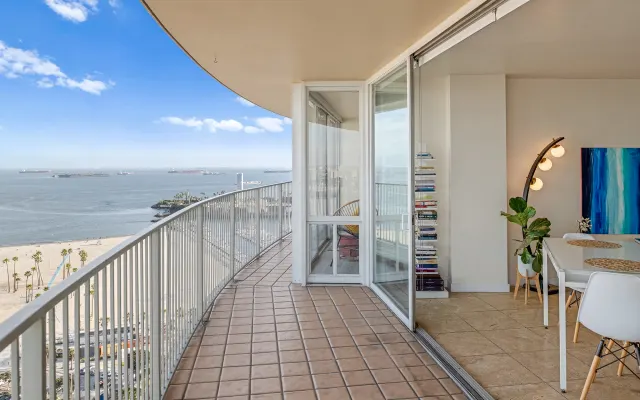 Luxuosa Penthouse Midcentury com vista para o mar no centro da baixa...