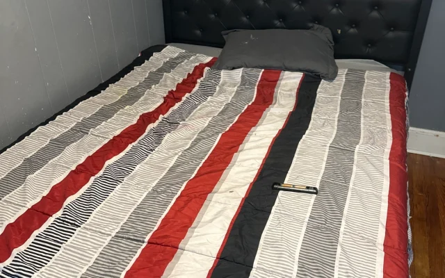 Quarto confortável perto de lojas e transportes, quarteirão e casa...