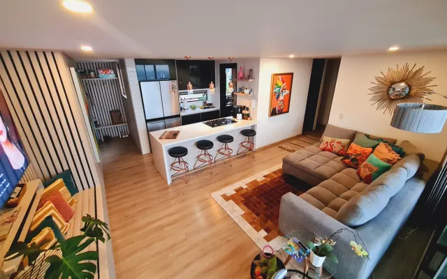 Schöne Wohnung in der Stadt, Balkon Blick, gute Plätze in der Nähe.
