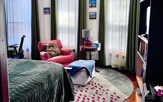 Helles und geräumiges Schlafzimmer in bester Lage.