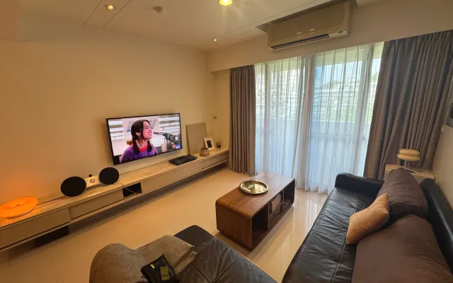 Calm with terrace apartment only 15 min walk from metro