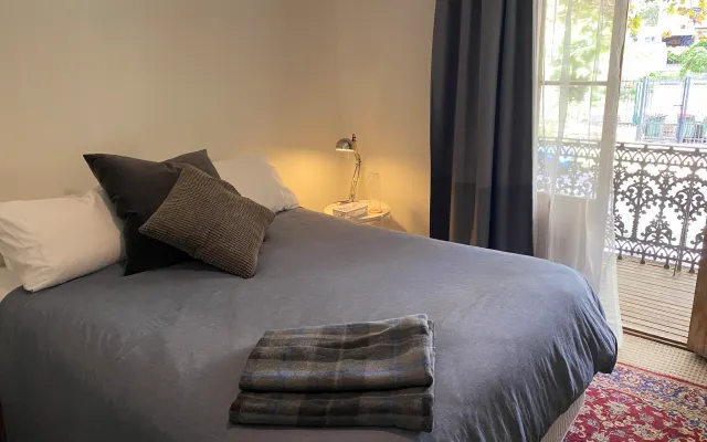 Habitación grande y luminosa con balcón privado en una casa clásica...