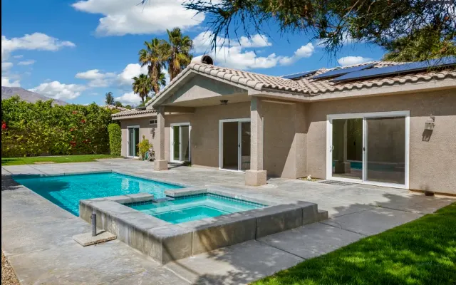 2 camas, casa de banho privada em grande casa de 4 camas com piscina...