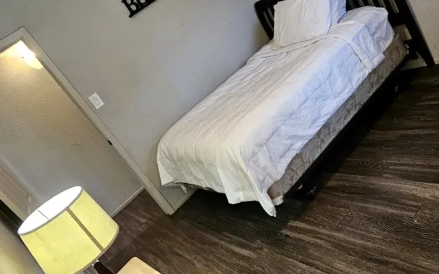 Comfortable bedroom close to Downtown, shopping area and natural parks.