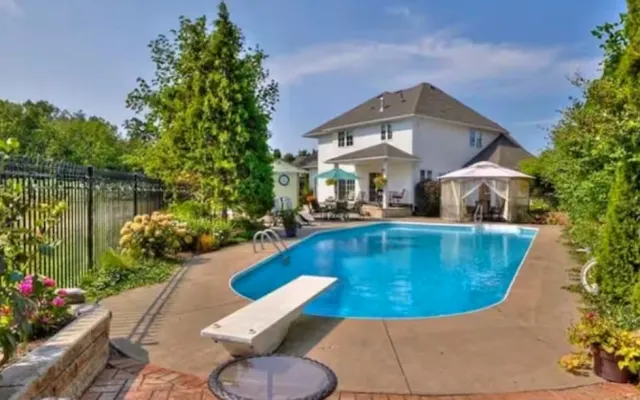 Amazing Pool in Vineyards Vista B&B Old Town