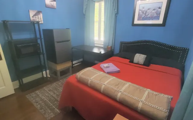 Kleines gemütliches privates Schlafzimmer, vollwertiges Bett.